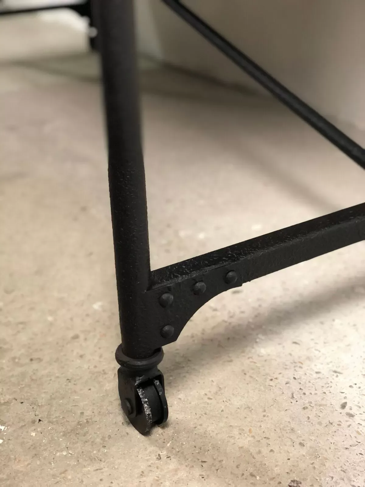 Illustration numéro 3 du produit Table d'atelier en fer et plateau bois ancien