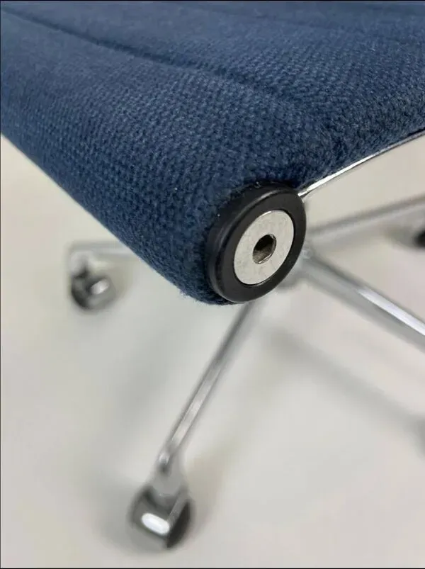 Illustration numéro 3 du produit Fauteuil de bureau en tissu bleu, ICF - Charles Eames, Ray Eames - groupe aluminium EA108