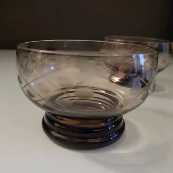 Illustration numéro 3 du produit 3 coupes en verre fumé gravé – Style Art déco – France, années 1950