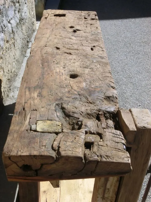 Illustration numéro 3 du produit Très ancien établi de menuisier en chêne - Meuble de métier plein de charme