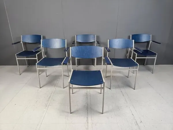 Illustration numéro 3 du produit Fauteuils empilables minimalistes en métal et contreplaqué par Gijs Van Der Sluis