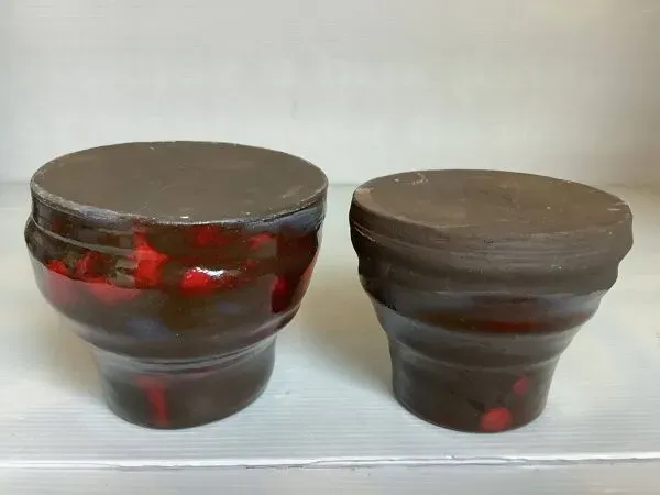 Illustration numéro 3 du produit Paire de vases rouge forme pied d’éléphant