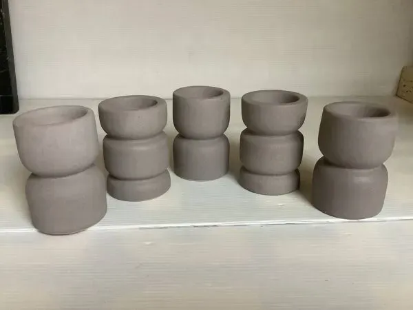 Illustration numéro 3 du produit Cinq bougeoirs gris mat