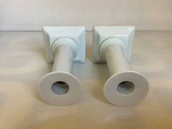 Illustration numéro 3 du produit Paire de bougeoirs colonnes