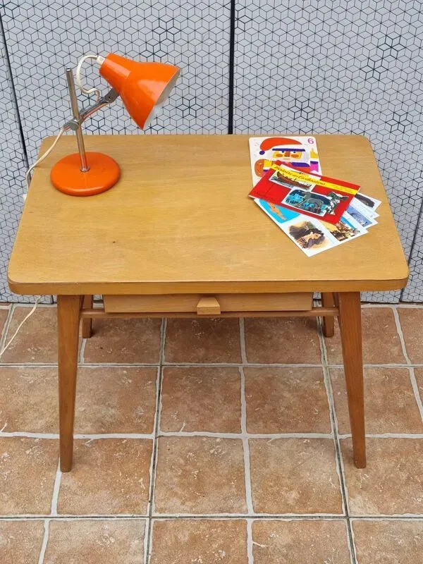 Illustration numéro 3 du produit Bureau d’écolier vintage en bois clair – Modèle Baumann, années 50-60