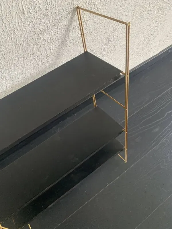 Illustration numéro 3 du produit Etagère vintage 1960 String murale noir doré - 60 x 48 cm