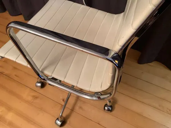 Illustration numéro 3 du produit Fauteuil EA 119 conçu par Charles & Ray Eames, Herman Miller, années 1970