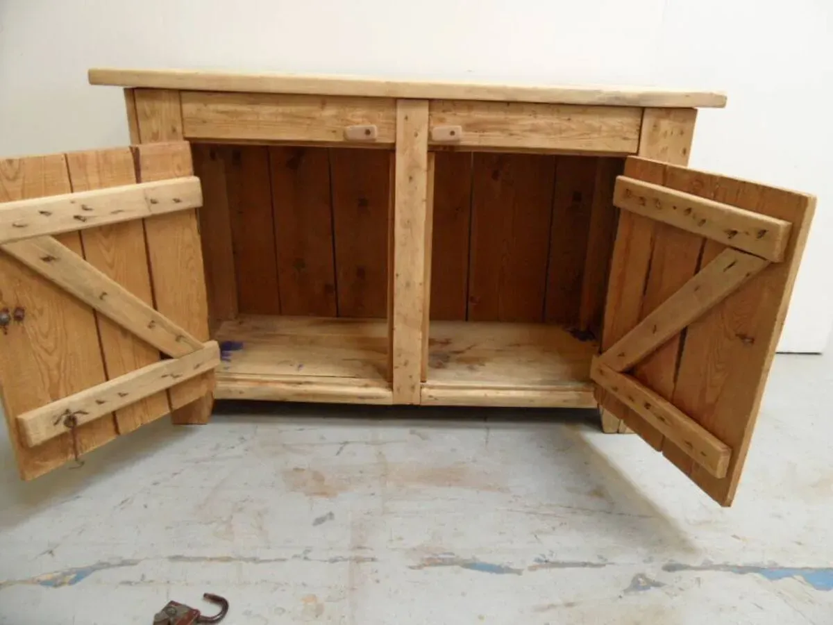 Illustration numéro 3 du produit Armoire industrielle à deux portes des années 1950