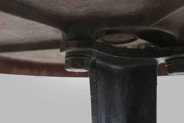 Illustration numéro 3 du produit Table bistro en fonte avec plateau en bakélite de Louis Vuitton, France, années 1930