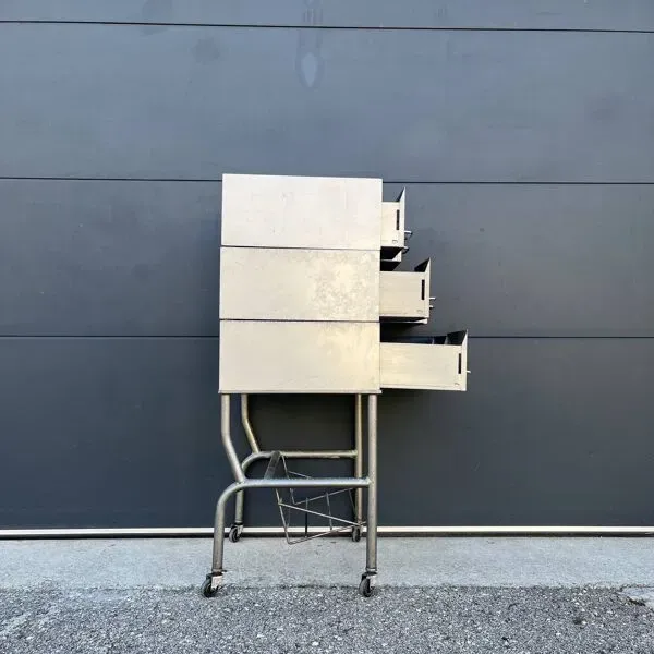 Illustration numéro 3 du produit Meuble industriel à tiroirs