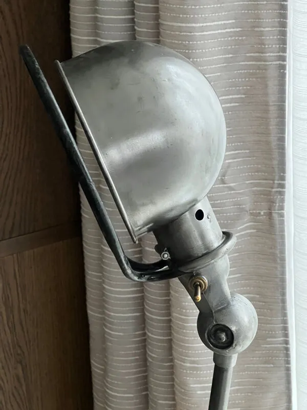 Illustration numéro 3 du produit Lampe d’atelier articulée Jieldé – Finition acier brossé / déc
