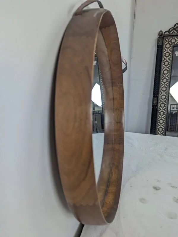 Illustration numéro 3 du produit Miroir rond en teck et cuir Luxus Vittsjö par Uno et Östen Kristiansson