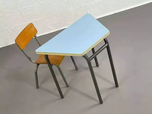 Illustration numéro 3 du produit Ensemble bureau et chaise écolier Mullca
