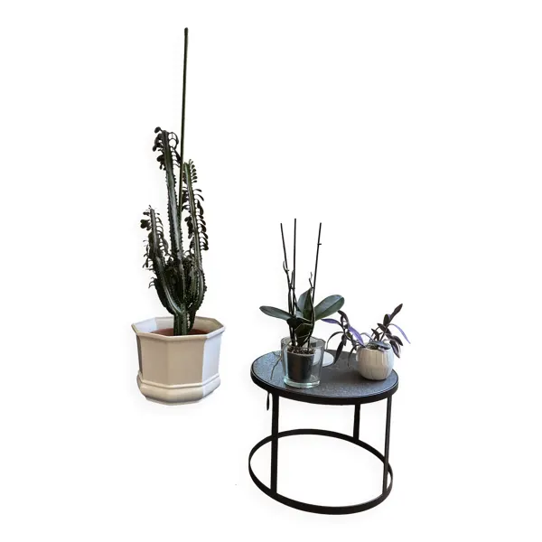 Illustration numéro 3 du produit Table basse ronde pierre naturelle et métal  – design contemporain
