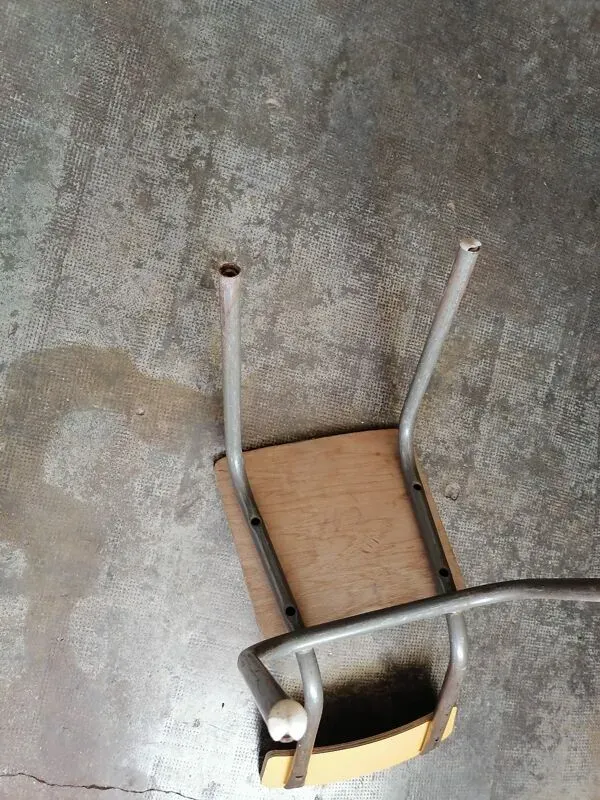 Illustration numéro 3 du produit Petite chaise ecole 1950s tubee formica jaune