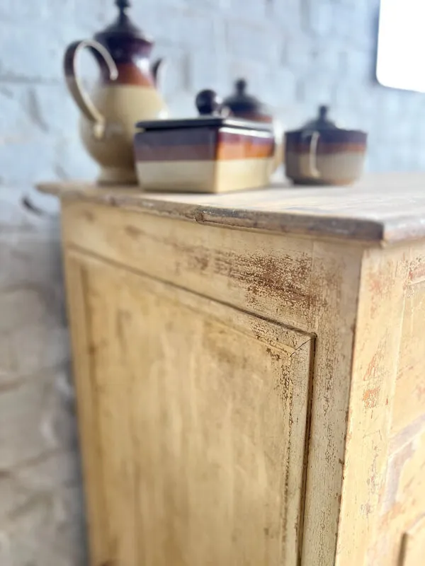 Illustration numéro 3 du produit Ancien buffet en bois jaune patiné