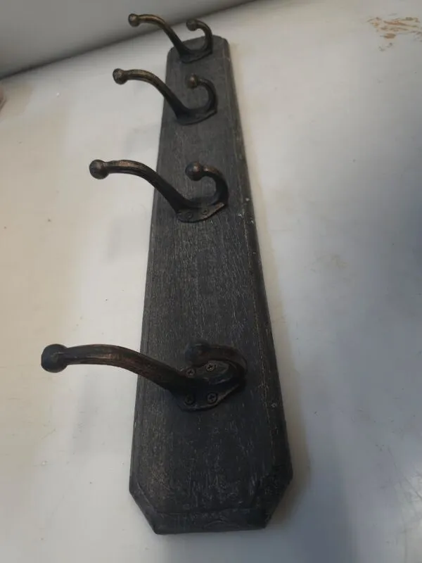 Illustration numéro 3 du produit Porte manteaux mural avec 4 patères