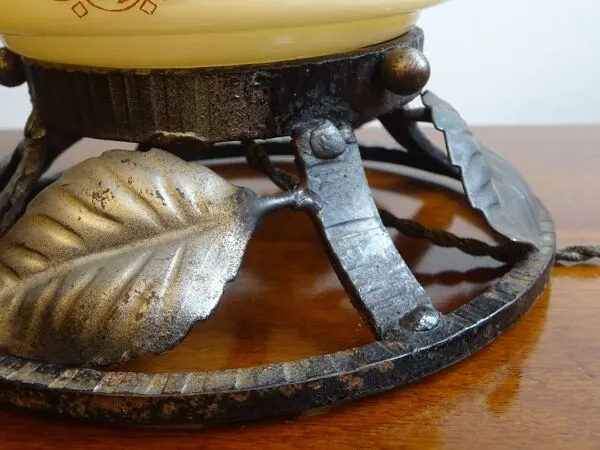 Illustration numéro 3 du produit Ancienne lampe veilleuse en fer forgé et opaline