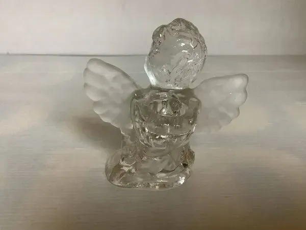 Illustration numéro 3 du produit Trio de bougeoirs anges verre moulé dépoli