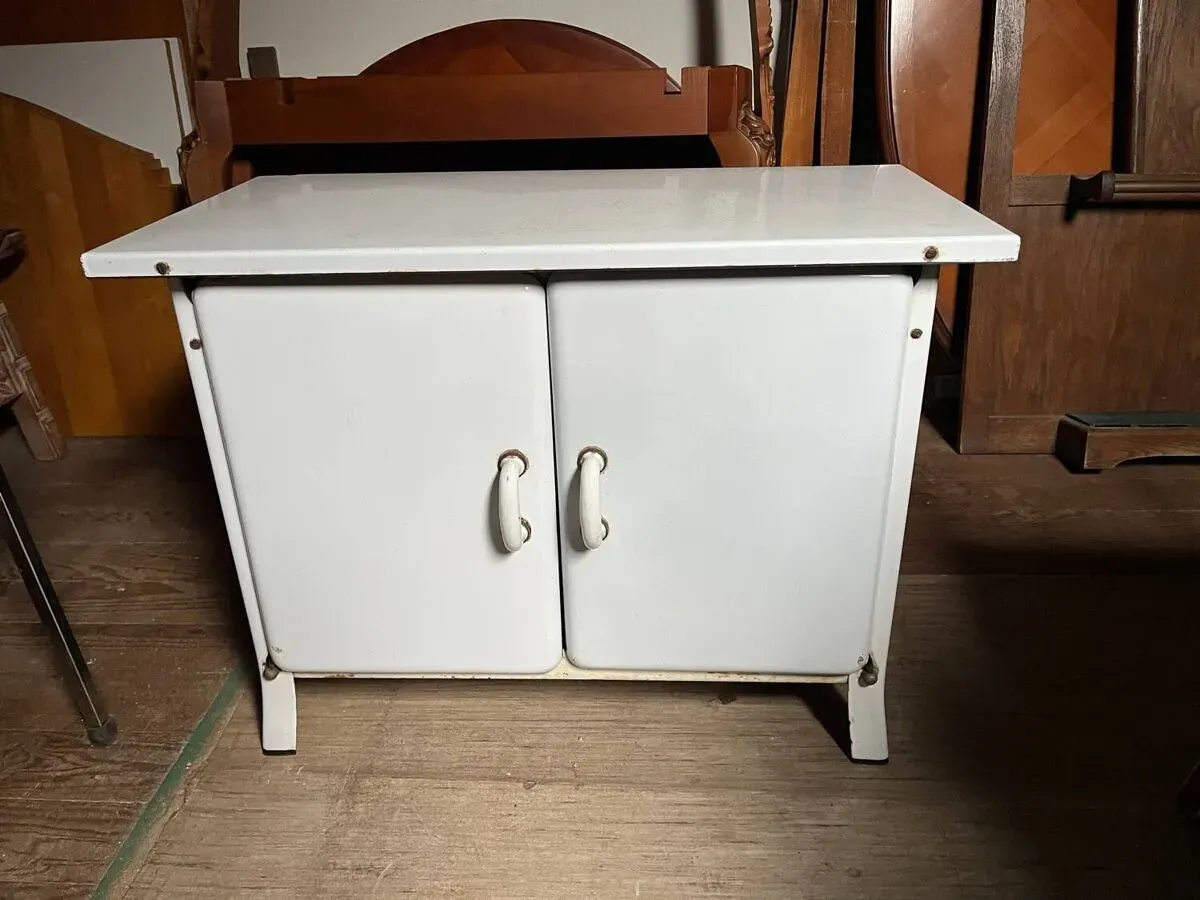 Illustration numéro 3 du produit Meuble vintage industriel années 50