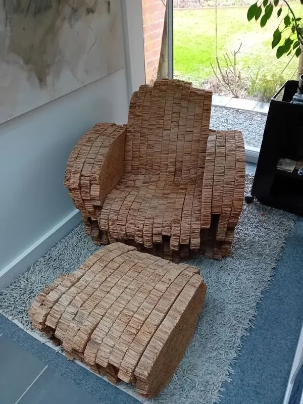 Illustration numéro 3 du produit Fauteuil et repose-pied en carton alvéolaire pressé