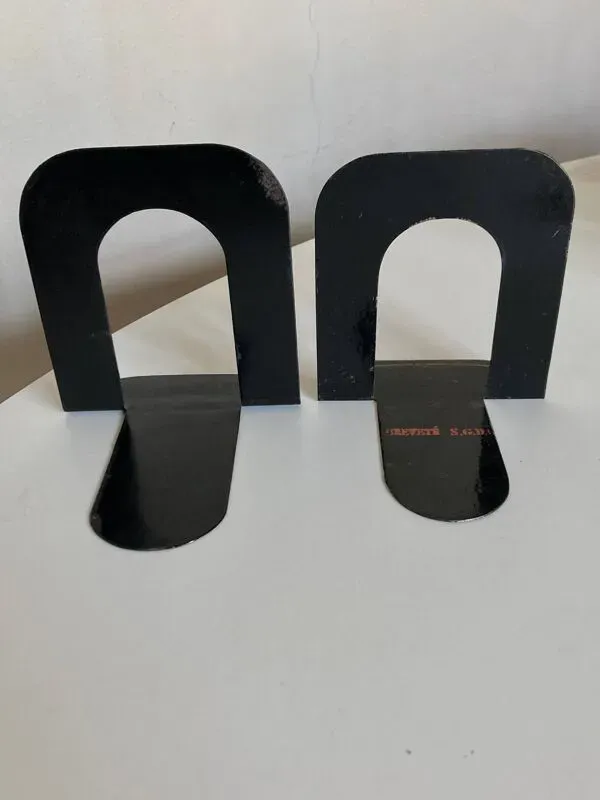 Illustration numéro 3 du produit Paire de serre livres Gras de notaire en métal plié 1920