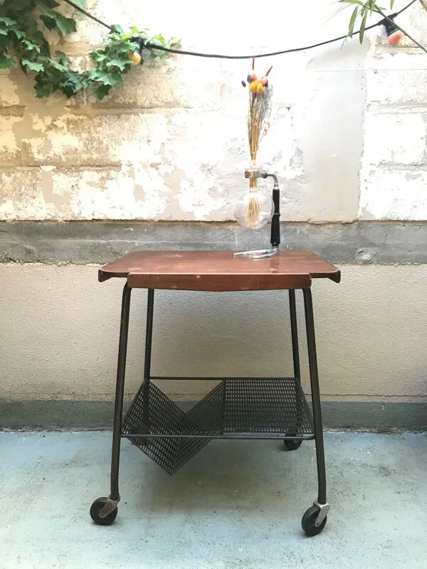 Illustration numéro 3 du produit Table d’appoint / desserte à roulettes vintage, signé Tubauto Levalloi