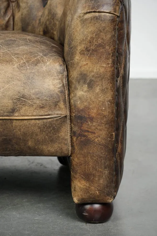 Illustration numéro 3 du produit Fauteuil club Chesterfield en cuir de vache unique avec une belle combinaison de couleurs.