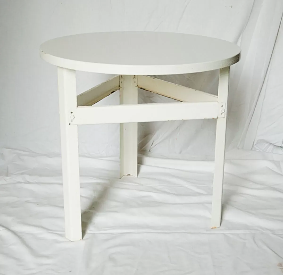 Illustration numéro 3 du produit Table basse industrielle en tôle et en bois multiplis peints