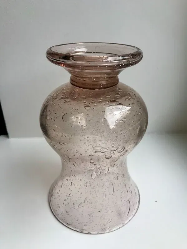 Illustration numéro 3 du produit Vase en verre bullé de biot rose années 60-70