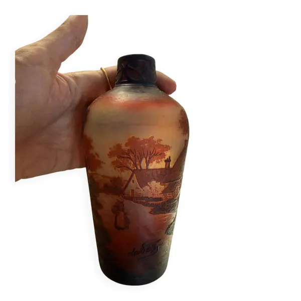 Illustration numéro 3 du produit Vase Art Nouveau en verre multicouche gravé à l'acide - Signé De Vez (