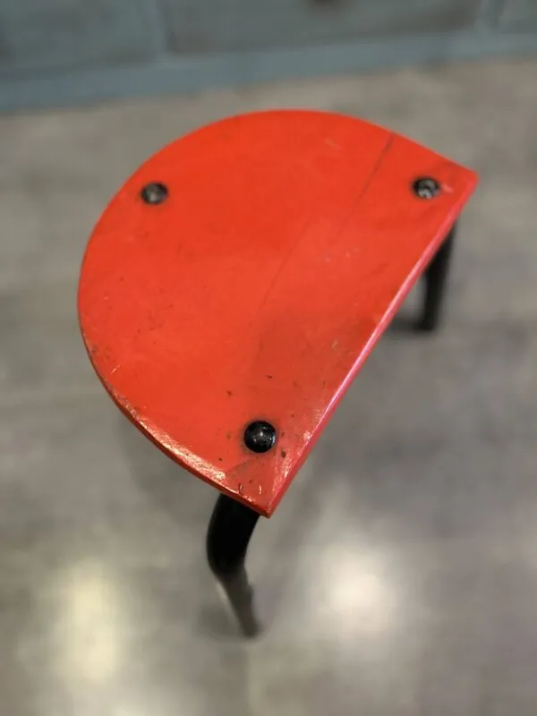 Illustration numéro 3 du produit Tabouret tripode rouge en style industriel
