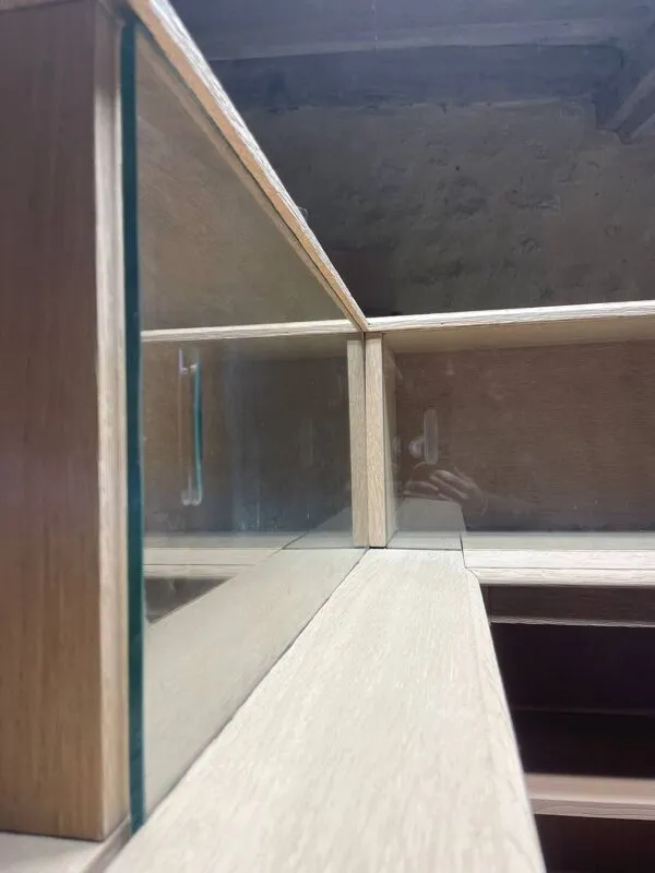 Illustration numéro 3 du produit Meuble de métier ancien d’angle en chêne – bibliothèque / meuble de ra