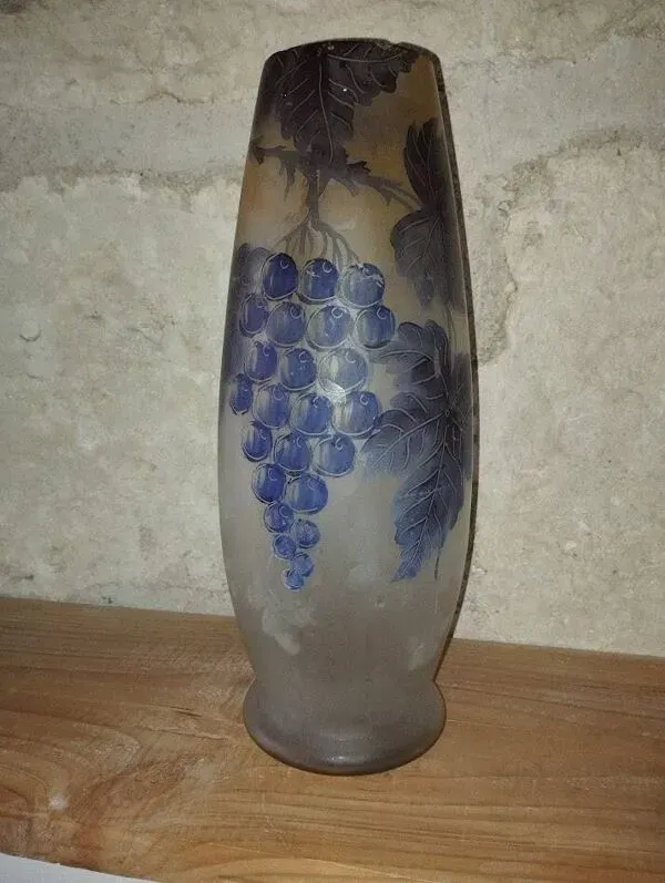 Illustration numéro 3 du produit Vase Art nouveau en verre gravé à l’acide, décor vigne, signé Prios