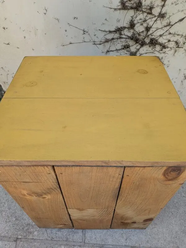 Illustration numéro 3 du produit Meuble bas de rangement en bois jaune safran – fabrication artisanale canadienne