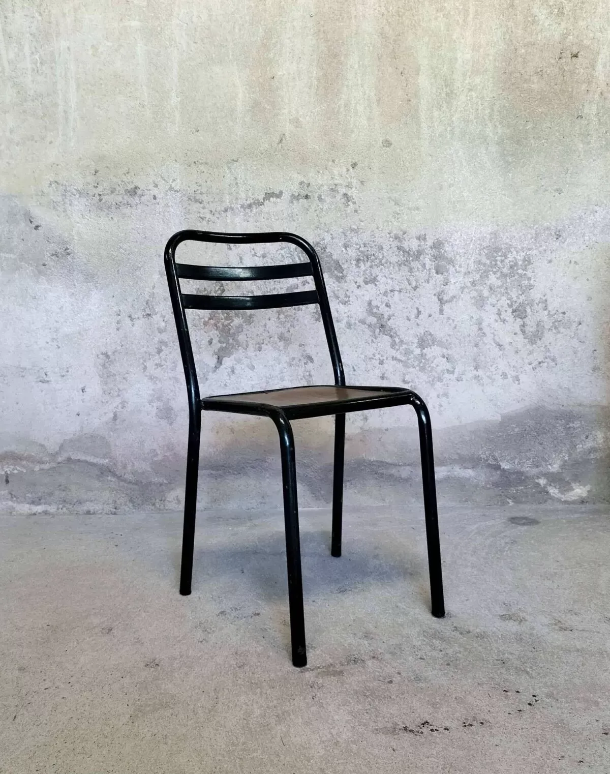 Illustration numéro 3 du produit Chaise bistrot, d'atelier vintage en bois et métal laqué vert