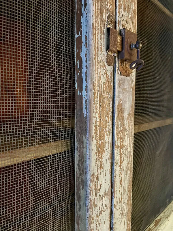 Illustration numéro 3 du produit Buffet, vaisselier, garde-manger en bois patiné