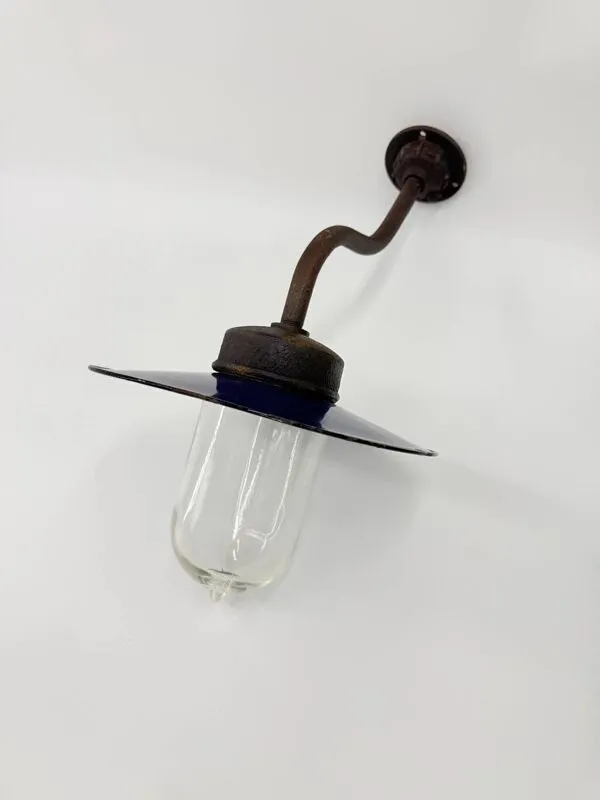Illustration numéro 3 du produit Lampe de cour