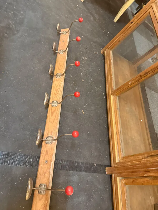 Illustration numéro 3 du produit porte-manteau d'école / vestiaire 10 patères à boules rouges