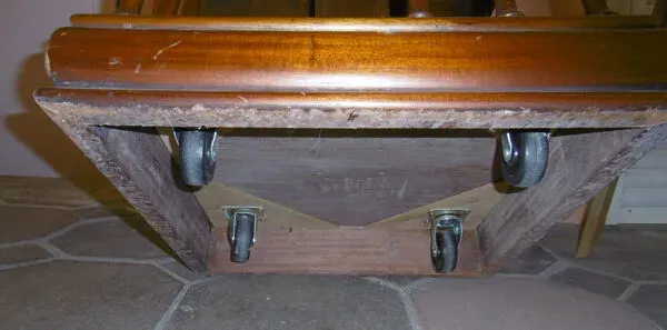 Illustration numéro 3 du produit Bibliothèque roulante en acajou avec dessus cuir vert