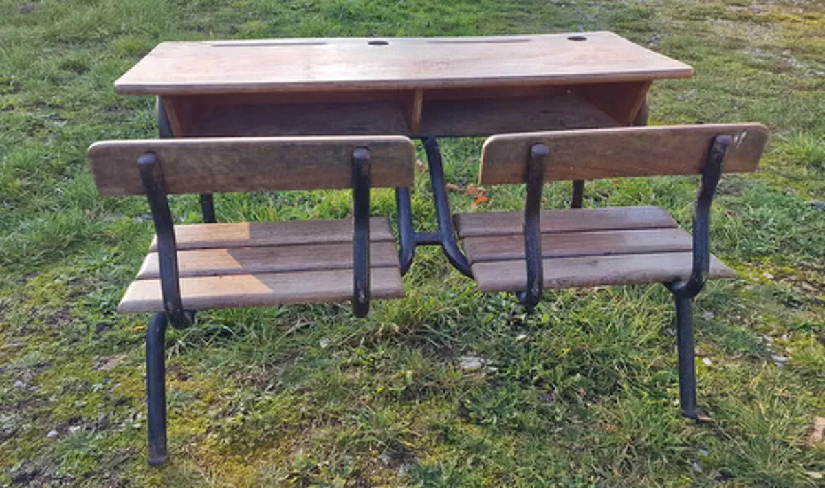 Illustration numéro 3 du produit Ancien double bureau d'école