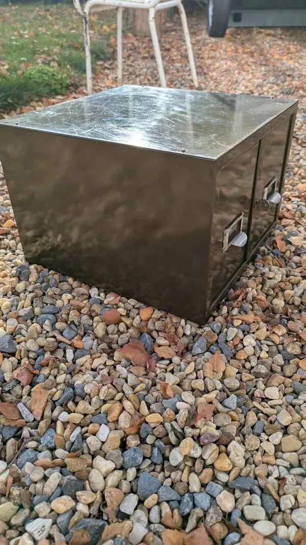 Illustration numéro 3 du produit Petit meuble de rangement industriel