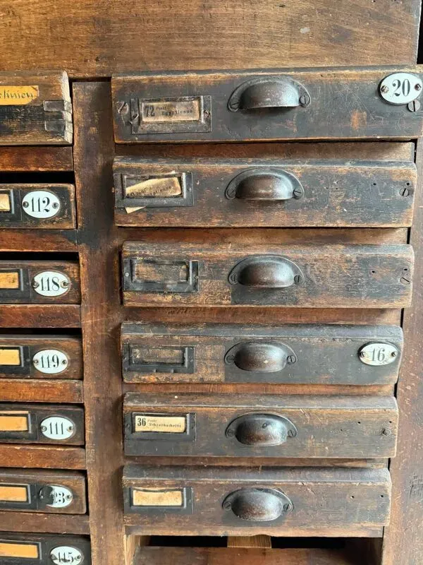 Illustration numéro 3 du produit Ancien meuble de métier à tiroirs