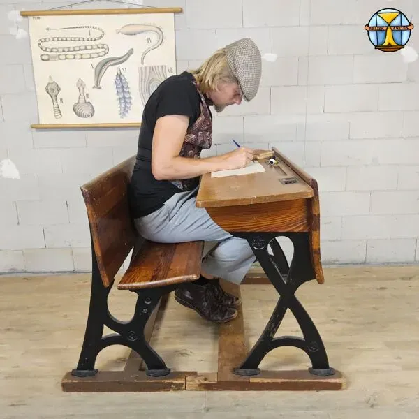 Illustration numéro 3 du produit Bureau ancien / banc d'école (1920) en fonte De Mark Breda Hollande