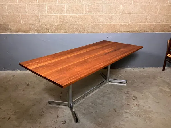 Illustration numéro 3 du produit Table de salle à manger vintage chromée en merisier massif de style industriel