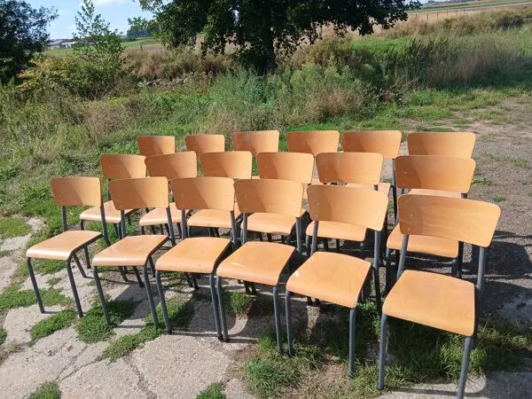 Illustration numéro 3 du produit Chaises d'écoliers