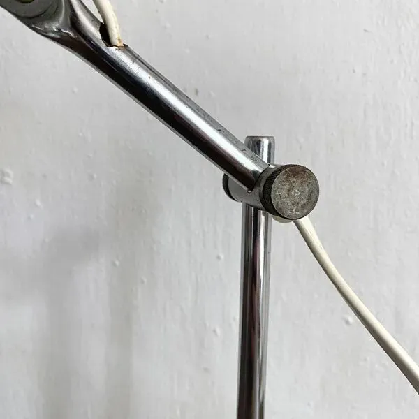 Illustration numéro 3 du produit Lampe cocotte , lampe de bureau argentée