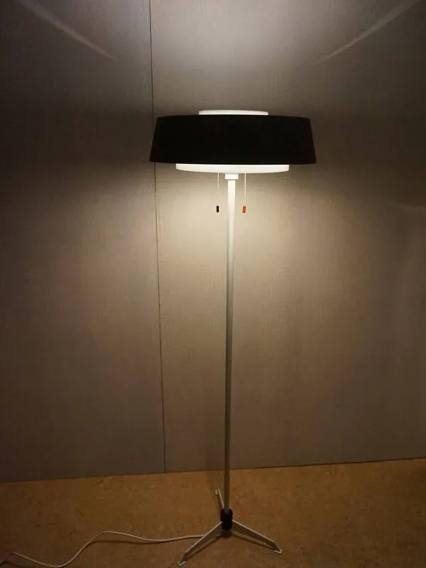 Illustration numéro 3 du produit Lampadaire ST 7128 par Niek Hiemstra pour Evolux, années 1960.