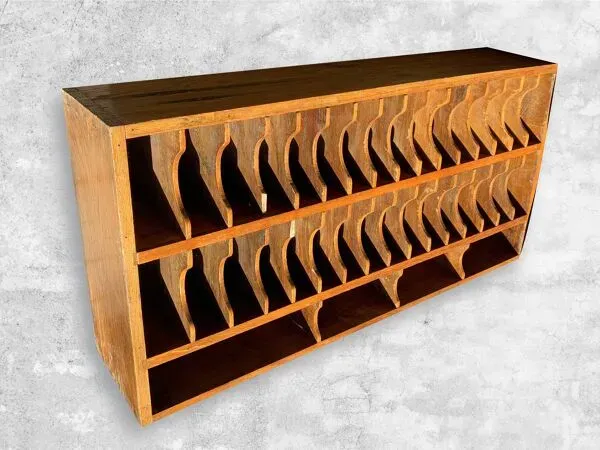 Illustration numéro 3 du produit Casier de tri postal ancien en bois