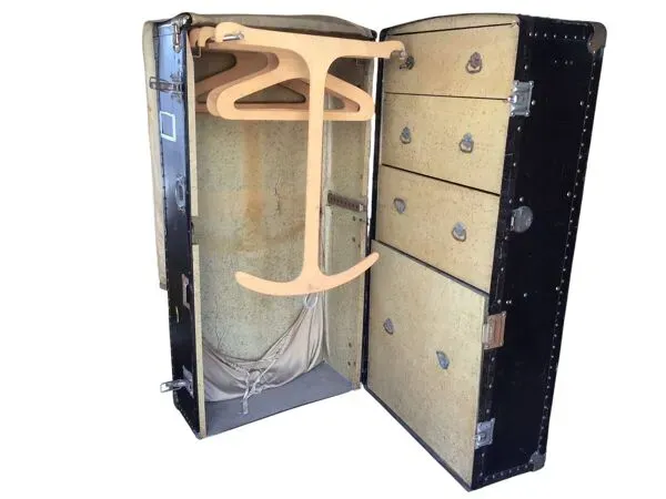Illustration numéro 3 du produit Malle de cabine ancienne verticale – 109 cm – intérieur parchemin